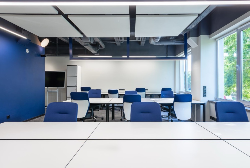 Modernes Büro mit Lüftungs- und Klimatechnik an der Decke
