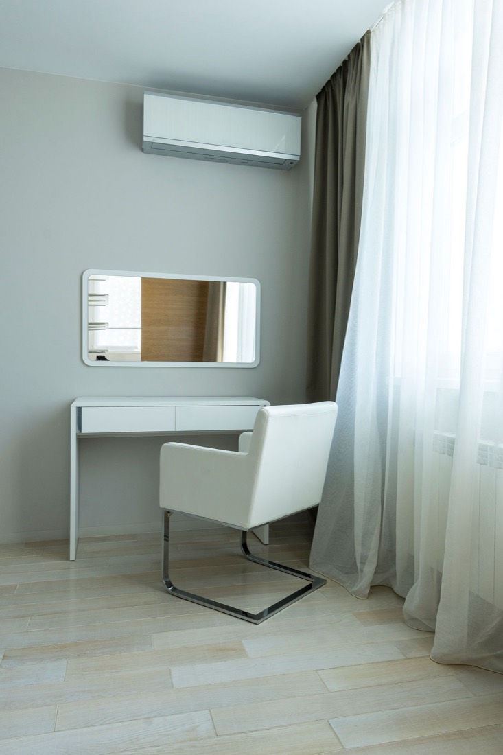 Wandgerät einer Klimaanlage in einem hellen Hotelzimmer
